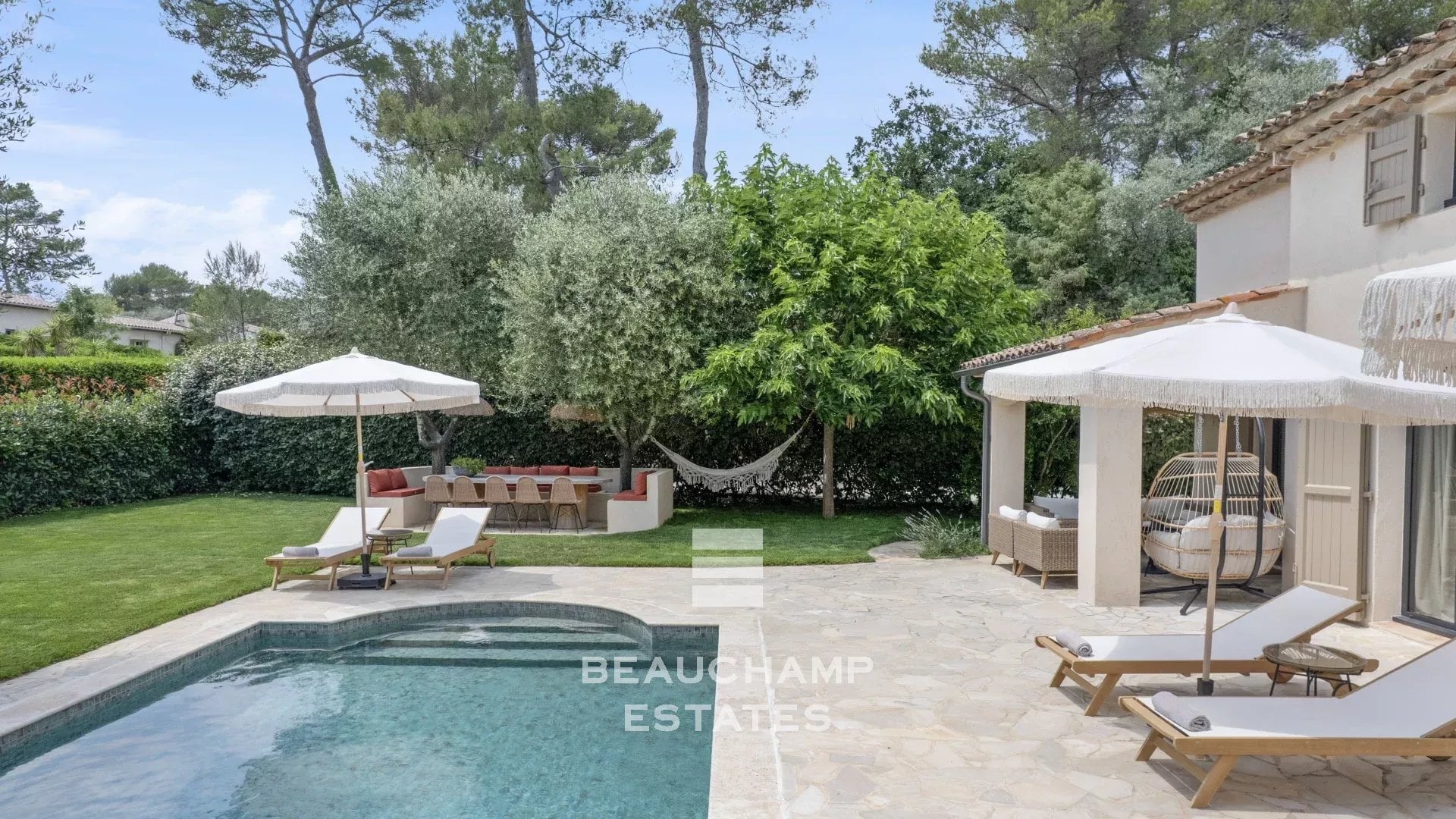 Neo-Provençal 4-bedroom villa in Rocquefort-les-Pins with swimming pool Neo-Provençal 4-bedroom villa in Rocquefort-les-Pins with swimming pool