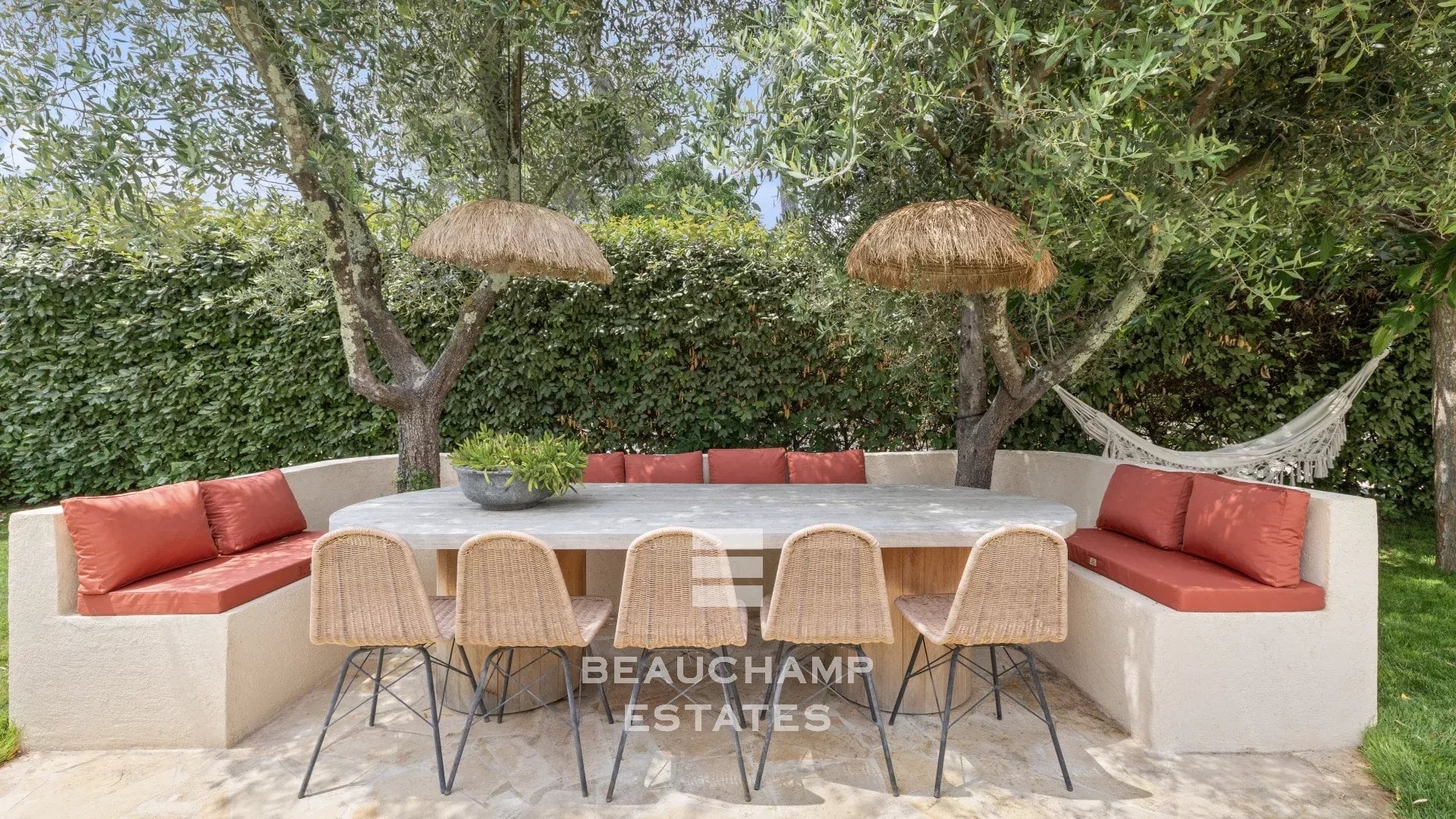 Neo-Provençal 4-bedroom villa in Rocquefort-les-Pins with swimming pool Neo-Provençal 4-bedroom villa in Rocquefort-les-Pins with swimming pool