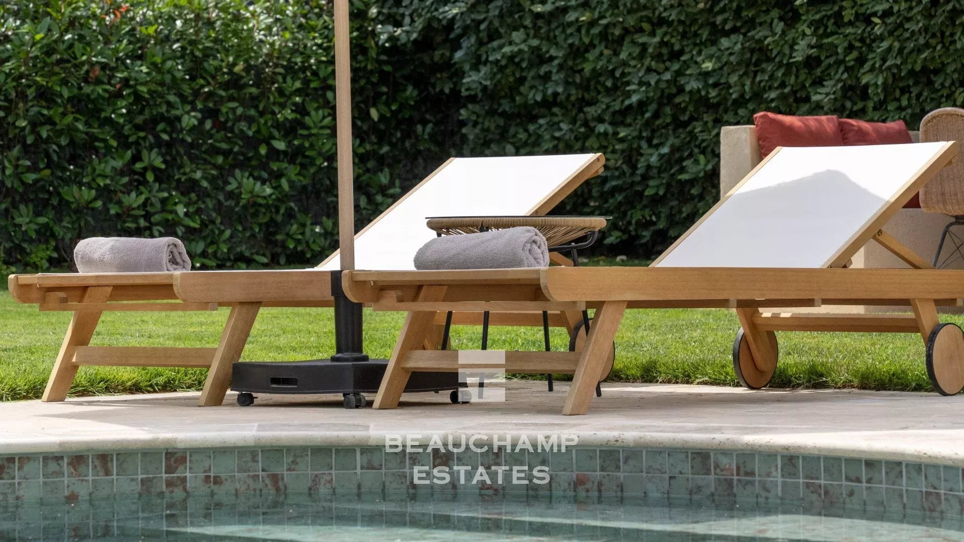 Neo-Provençal 4-bedroom villa in Rocquefort-les-Pins with swimming pool Neo-Provençal 4-bedroom villa in Rocquefort-les-Pins with swimming pool