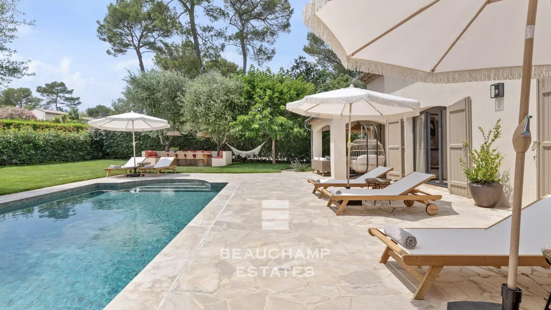 Neo-Provençal 4-bedroom villa in Rocquefort-les-Pins with swimming pool Neo-Provençal 4-bedroom villa in Rocquefort-les-Pins with swimming pool