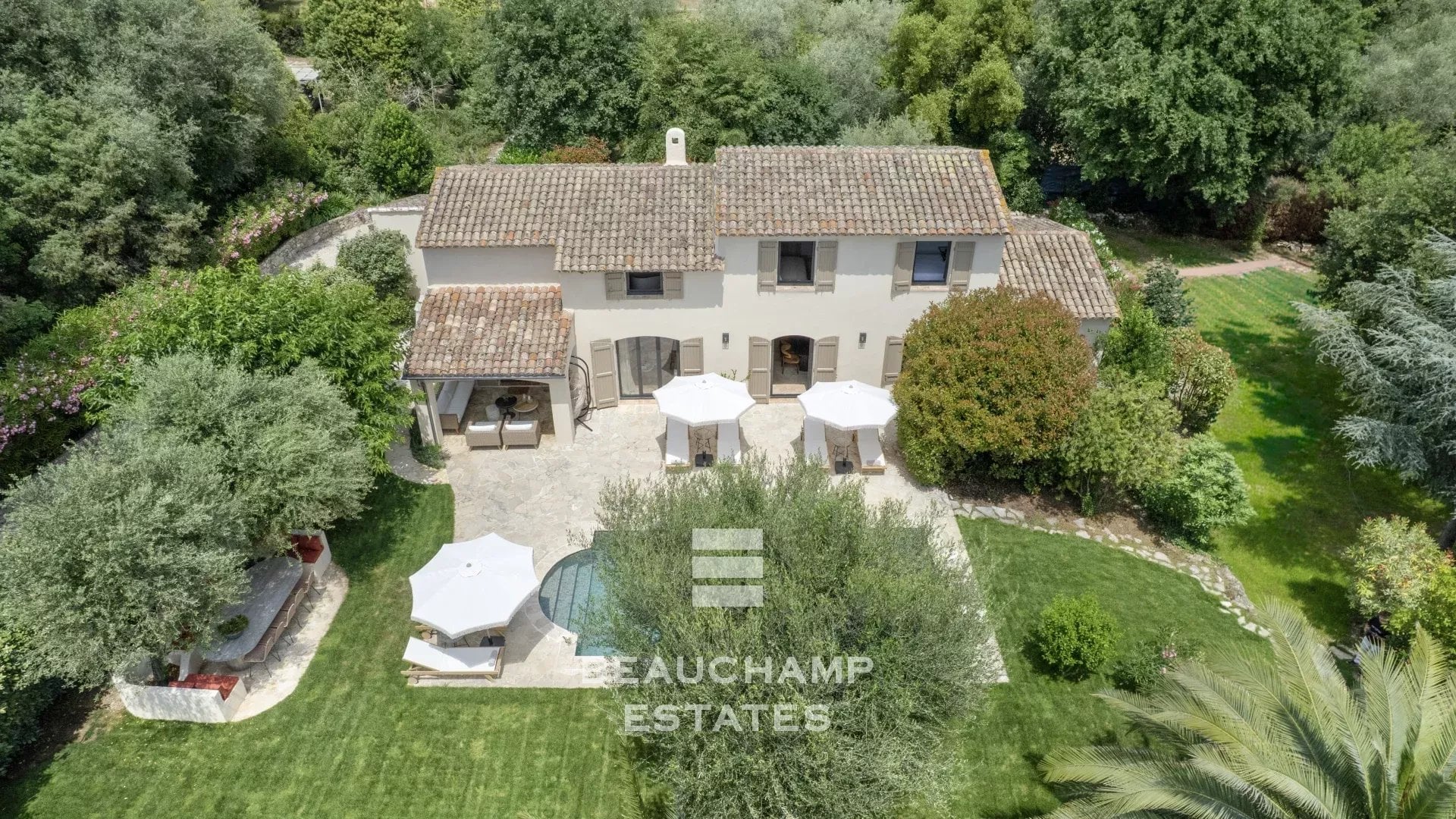 Neo-Provençal 4-bedroom villa in Rocquefort-les-Pins with swimming pool Neo-Provençal 4-bedroom villa in Rocquefort-les-Pins with swimming pool