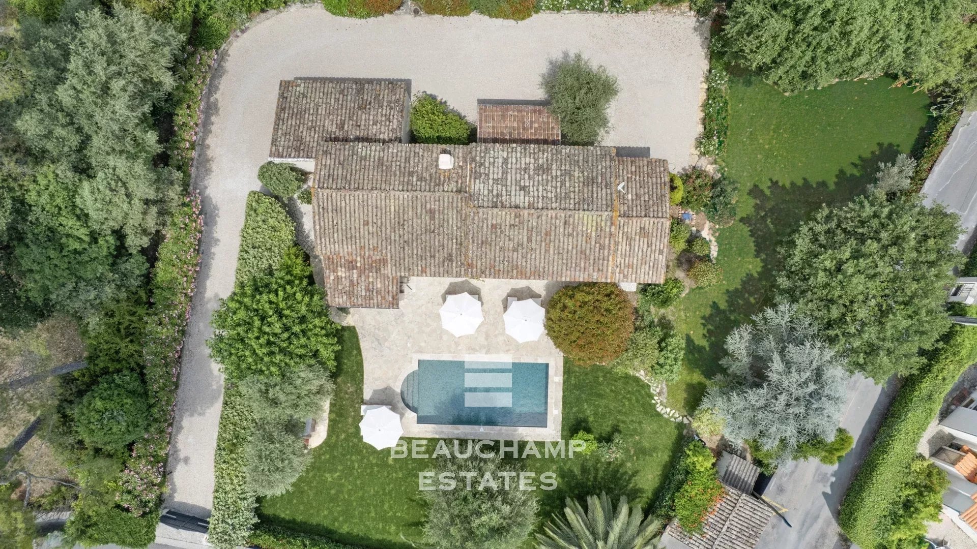 Neo-Provençal 4-bedroom villa in Rocquefort-les-Pins with swimming pool Neo-Provençal 4-bedroom villa in Rocquefort-les-Pins with swimming pool