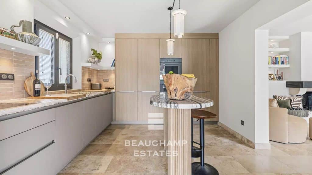 Neo-Provençal 4-bedroom villa in Rocquefort-les-Pins with swimming pool
