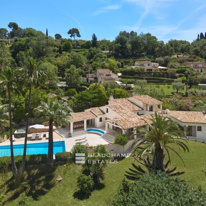 Neo-Provençal villa with 4 bedrooms, overlooking the village and featuring a tennis court