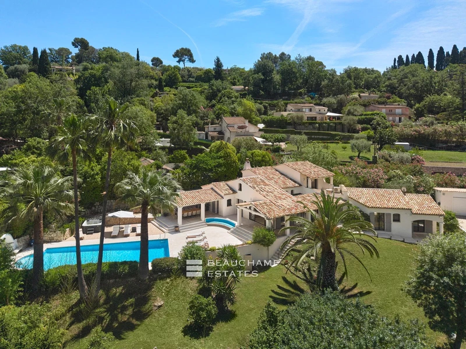 Villa néo-provençale de 4 chambres avec vue sur le village et court de tennis Neo-Provençal villa with 4 bedrooms, overlooking the village and featuring a tennis court