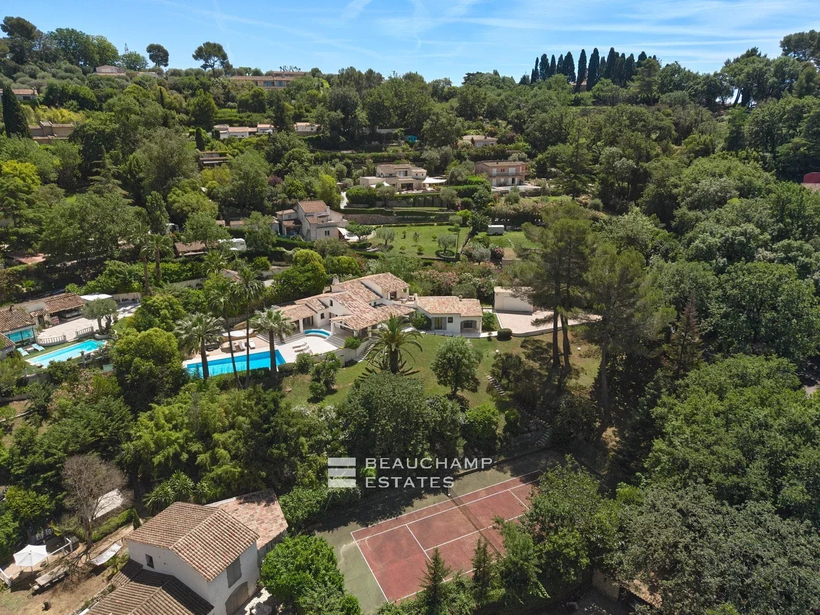 Villa néo-provençale de 4 chambres avec vue sur le village et court de tennis Neo-Provençal villa with 4 bedrooms, overlooking the village and featuring a tennis court