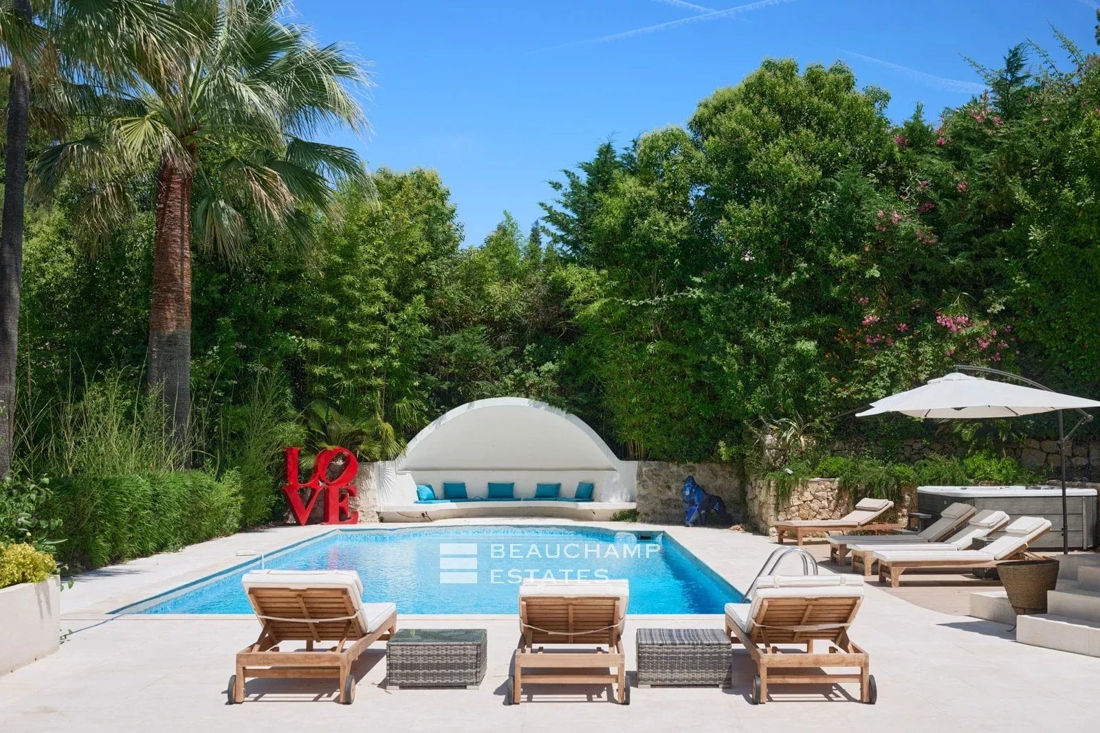 Villa néo-provençale de 4 chambres avec vue sur le village et court de tennis Neo-Provençal villa with 4 bedrooms, overlooking the village and featuring a tennis court