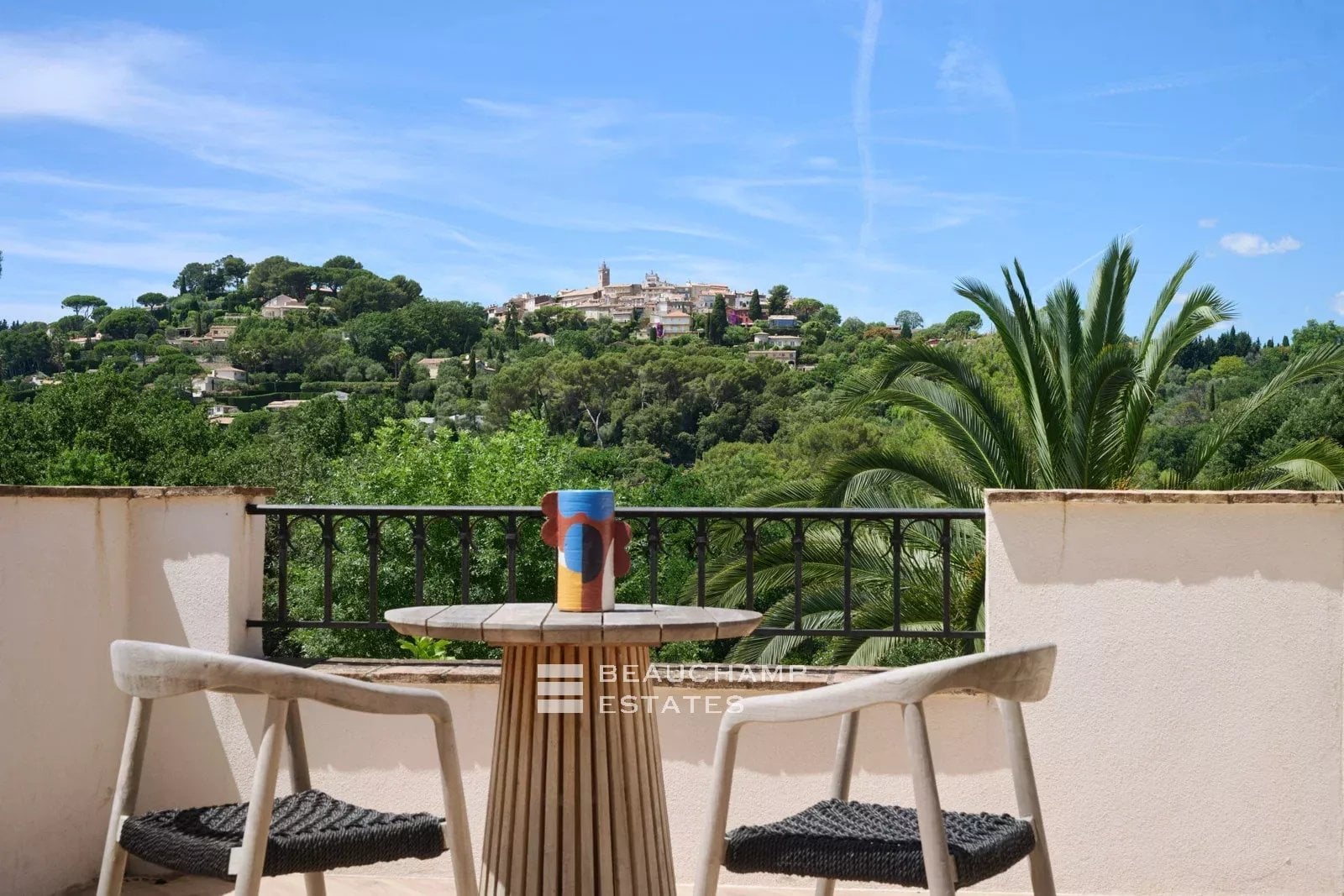 Villa néo-provençale de 4 chambres avec vue sur le village et court de tennis Neo-Provençal villa with 4 bedrooms, overlooking the village and featuring a tennis court