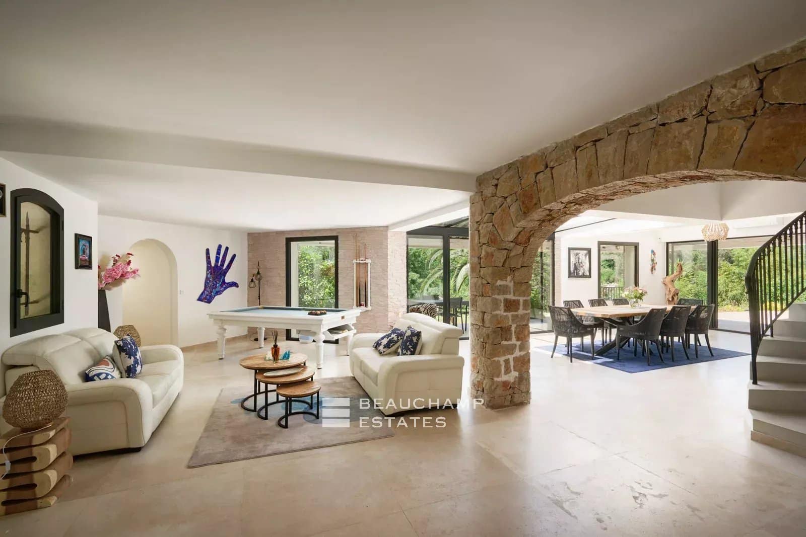 Villa néo-provençale de 4 chambres avec vue sur le village et court de tennis Neo-Provençal villa with 4 bedrooms, overlooking the village and featuring a tennis court