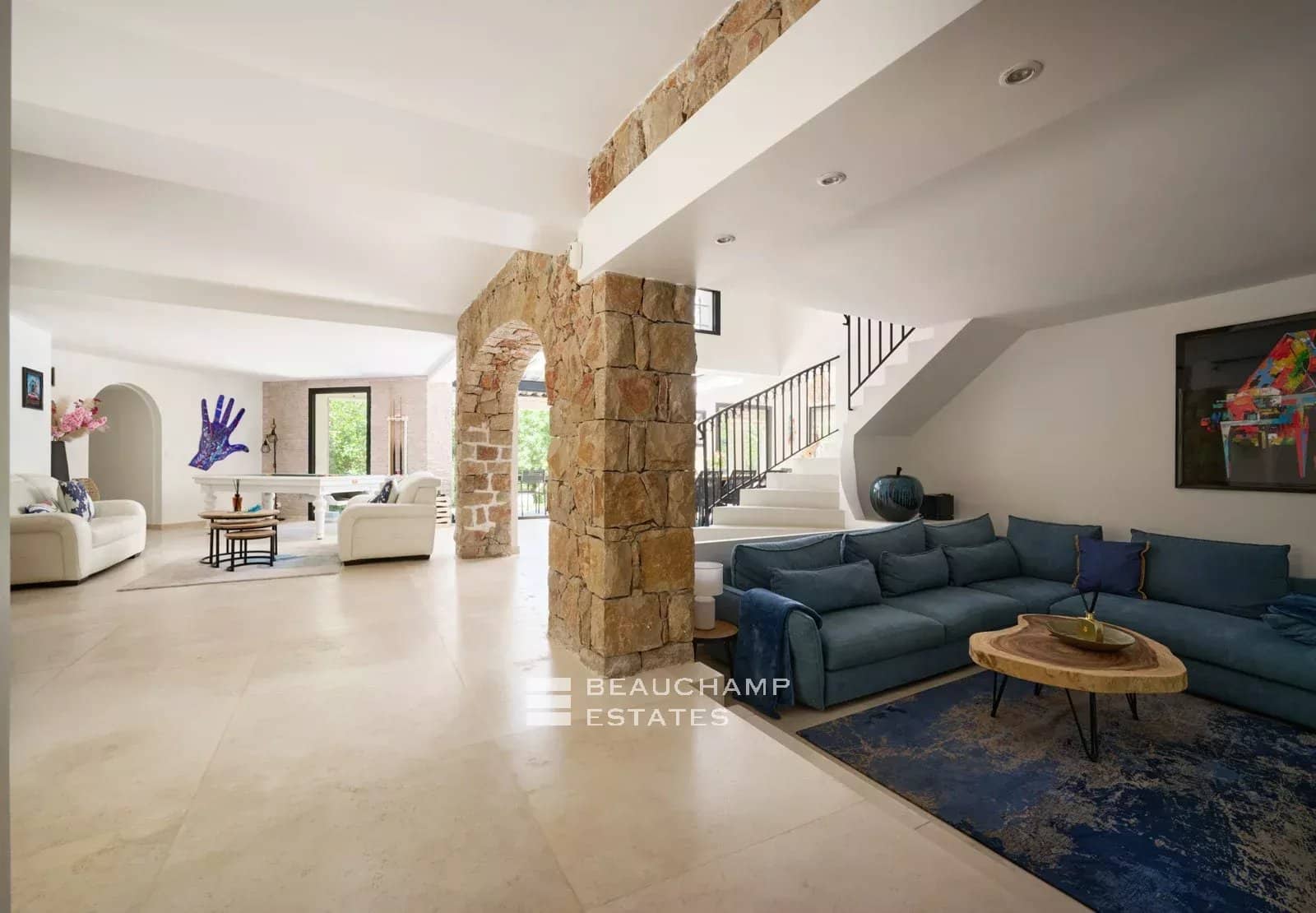 Villa néo-provençale de 4 chambres avec vue sur le village et court de tennis Neo-Provençal villa with 4 bedrooms, overlooking the village and featuring a tennis court