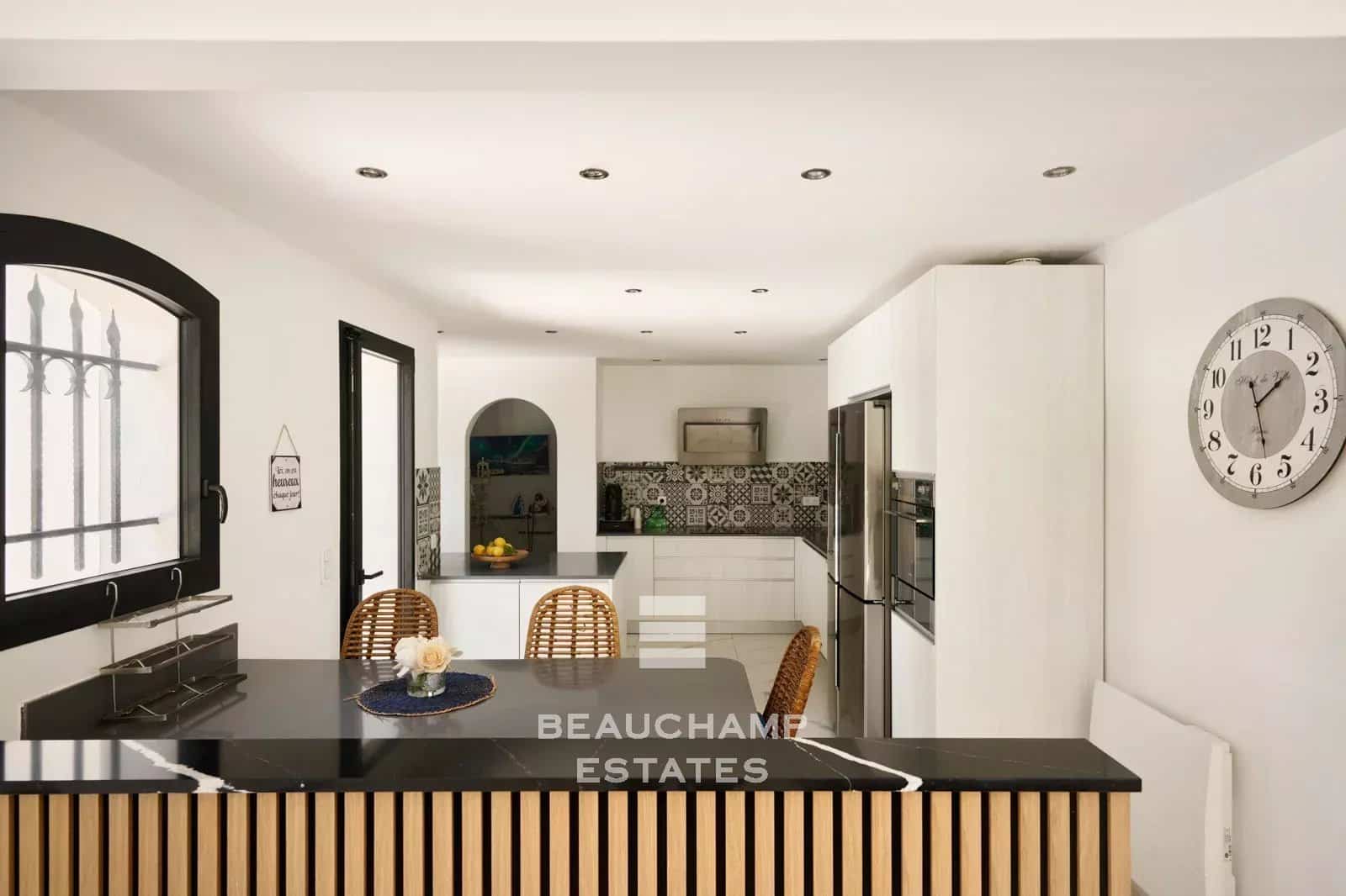 Villa néo-provençale de 4 chambres avec vue sur le village et court de tennis Neo-Provençal villa with 4 bedrooms, overlooking the village and featuring a tennis court