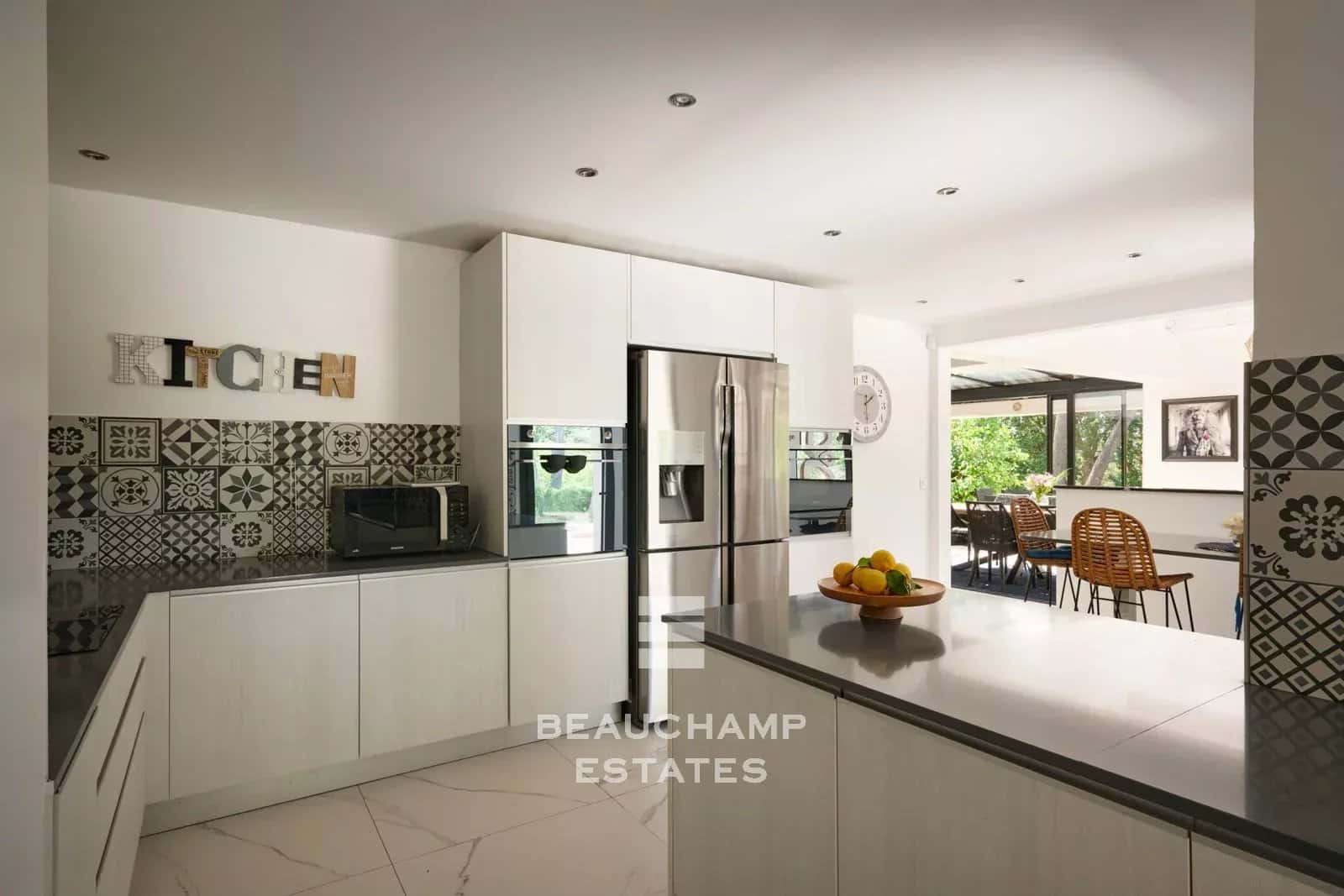 Villa néo-provençale de 4 chambres avec vue sur le village et court de tennis Neo-Provençal villa with 4 bedrooms, overlooking the village and featuring a tennis court