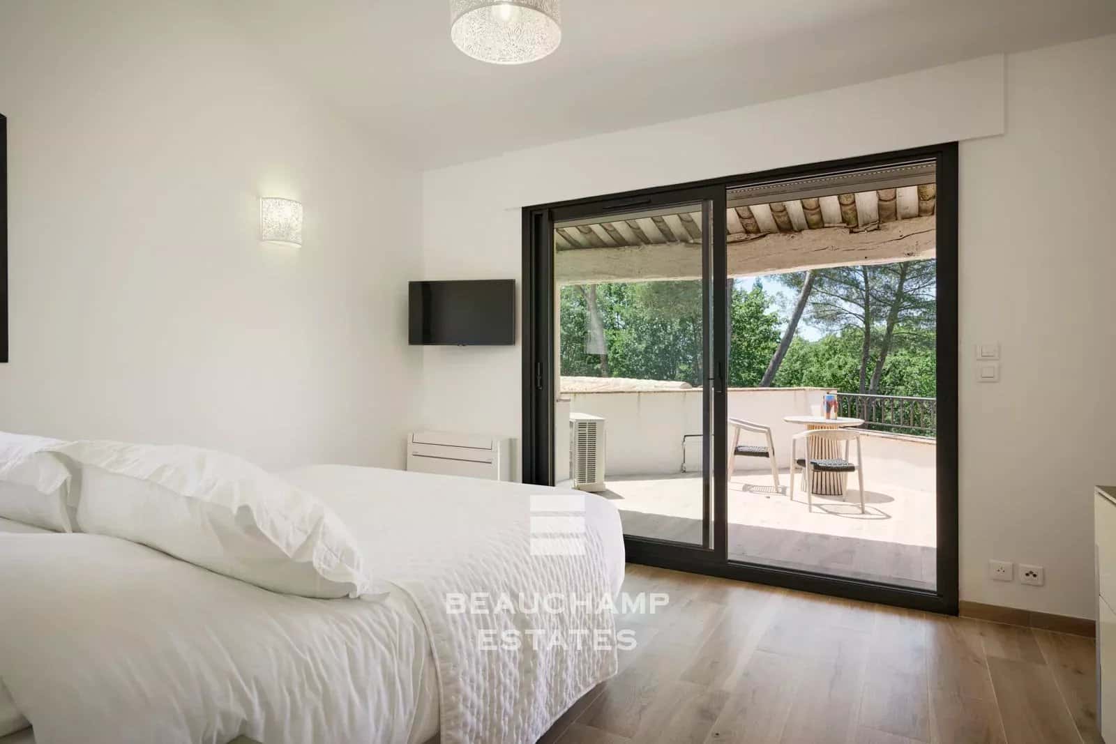Villa néo-provençale de 4 chambres avec vue sur le village et court de tennis Neo-Provençal villa with 4 bedrooms, overlooking the village and featuring a tennis court