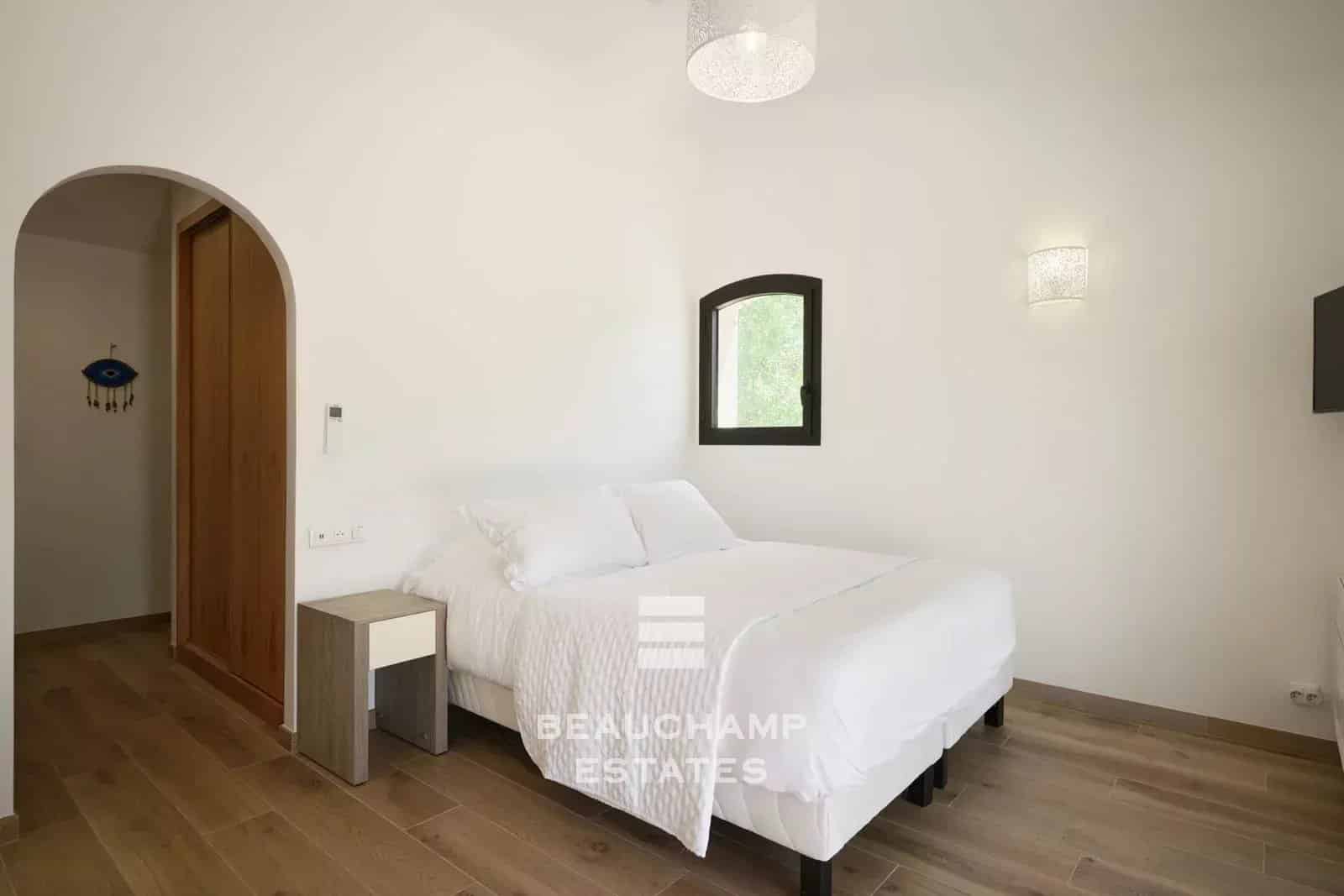 Villa néo-provençale de 4 chambres avec vue sur le village et court de tennis Neo-Provençal villa with 4 bedrooms, overlooking the village and featuring a tennis court