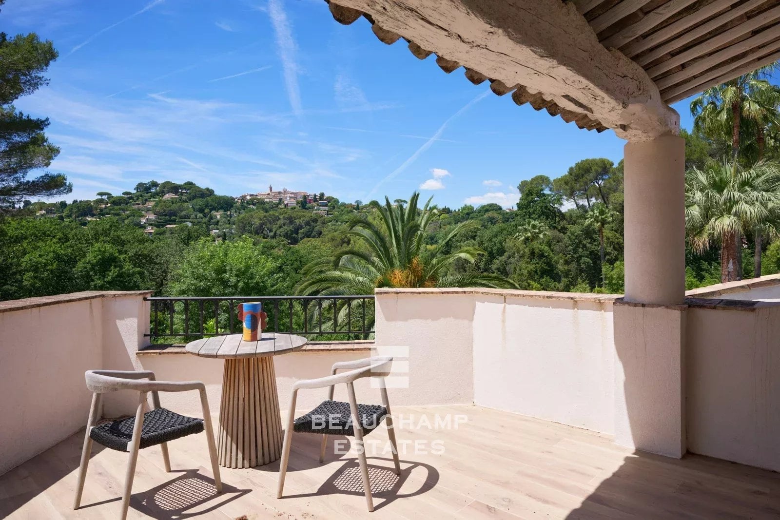 Villa néo-provençale de 4 chambres avec vue sur le village et court de tennis Neo-Provençal villa with 4 bedrooms, overlooking the village and featuring a tennis court