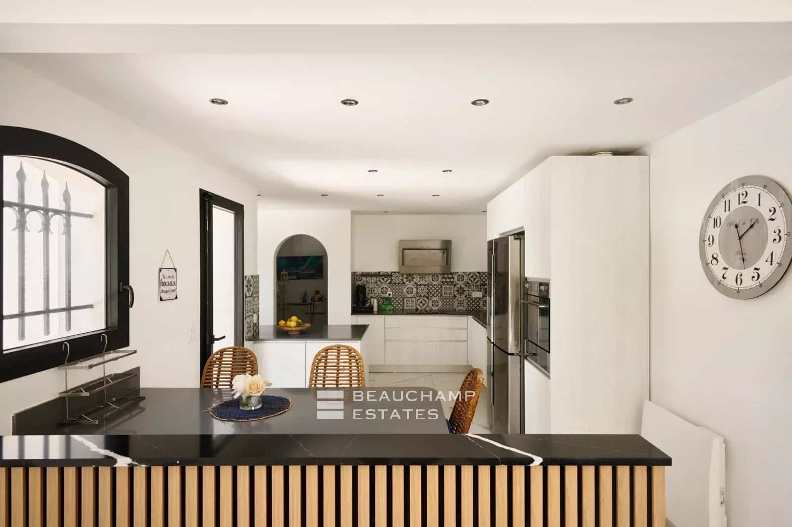 Villa néo-provençale de 4 chambres avec vue sur le village et court de tennis Neo-Provençal villa with 4 bedrooms, overlooking the village and featuring a tennis court