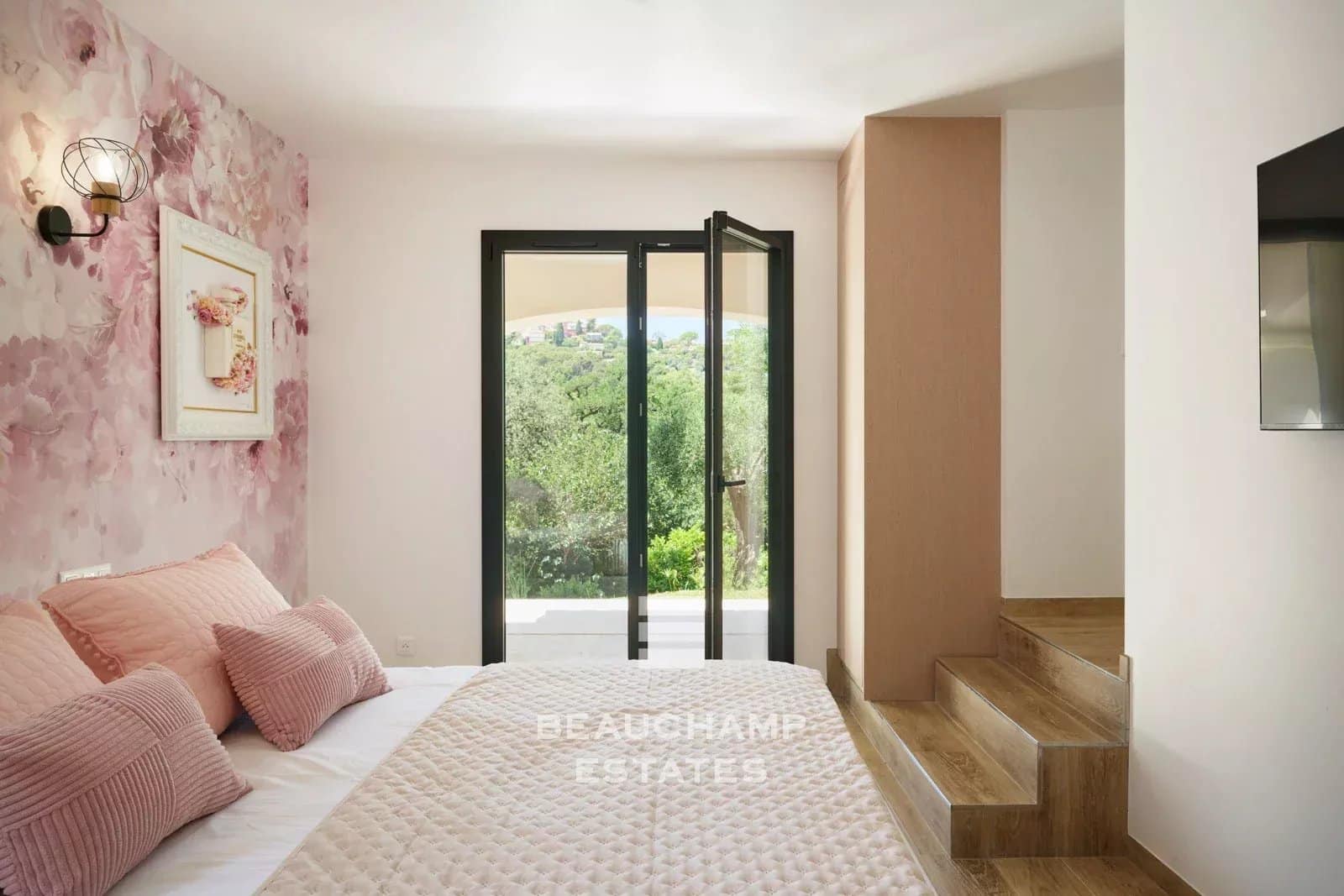 Villa néo-provençale de 4 chambres avec vue sur le village et court de tennis Neo-Provençal villa with 4 bedrooms, overlooking the village and featuring a tennis court