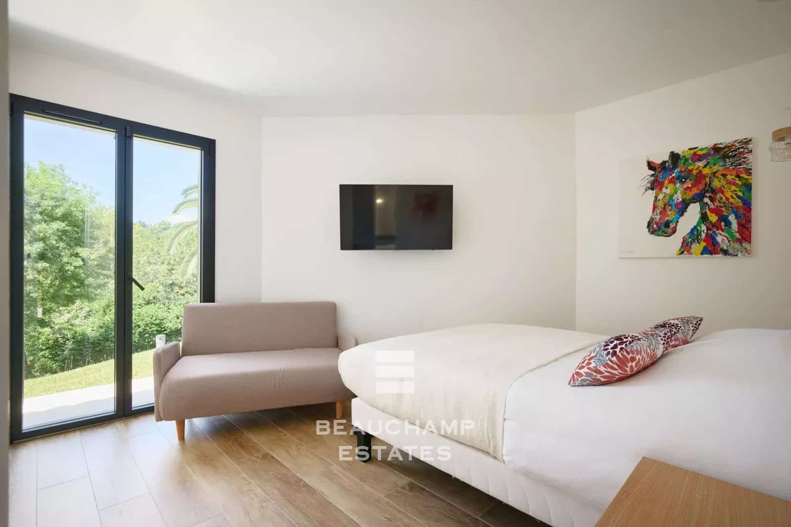 Villa néo-provençale de 4 chambres avec vue sur le village et court de tennis Neo-Provençal villa with 4 bedrooms, overlooking the village and featuring a tennis court