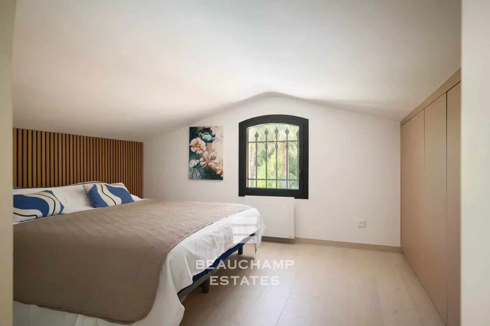 Villa néo-provençale de 4 chambres avec vue sur le village et court de tennis Neo-Provençal villa with 4 bedrooms, overlooking the village and featuring a tennis court