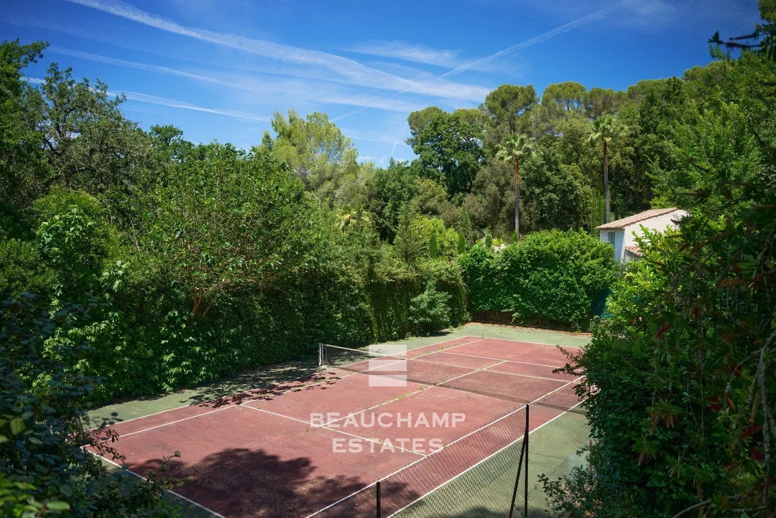 Villa néo-provençale de 4 chambres avec vue sur le village et court de tennis Neo-Provençal villa with 4 bedrooms, overlooking the village and featuring a tennis court