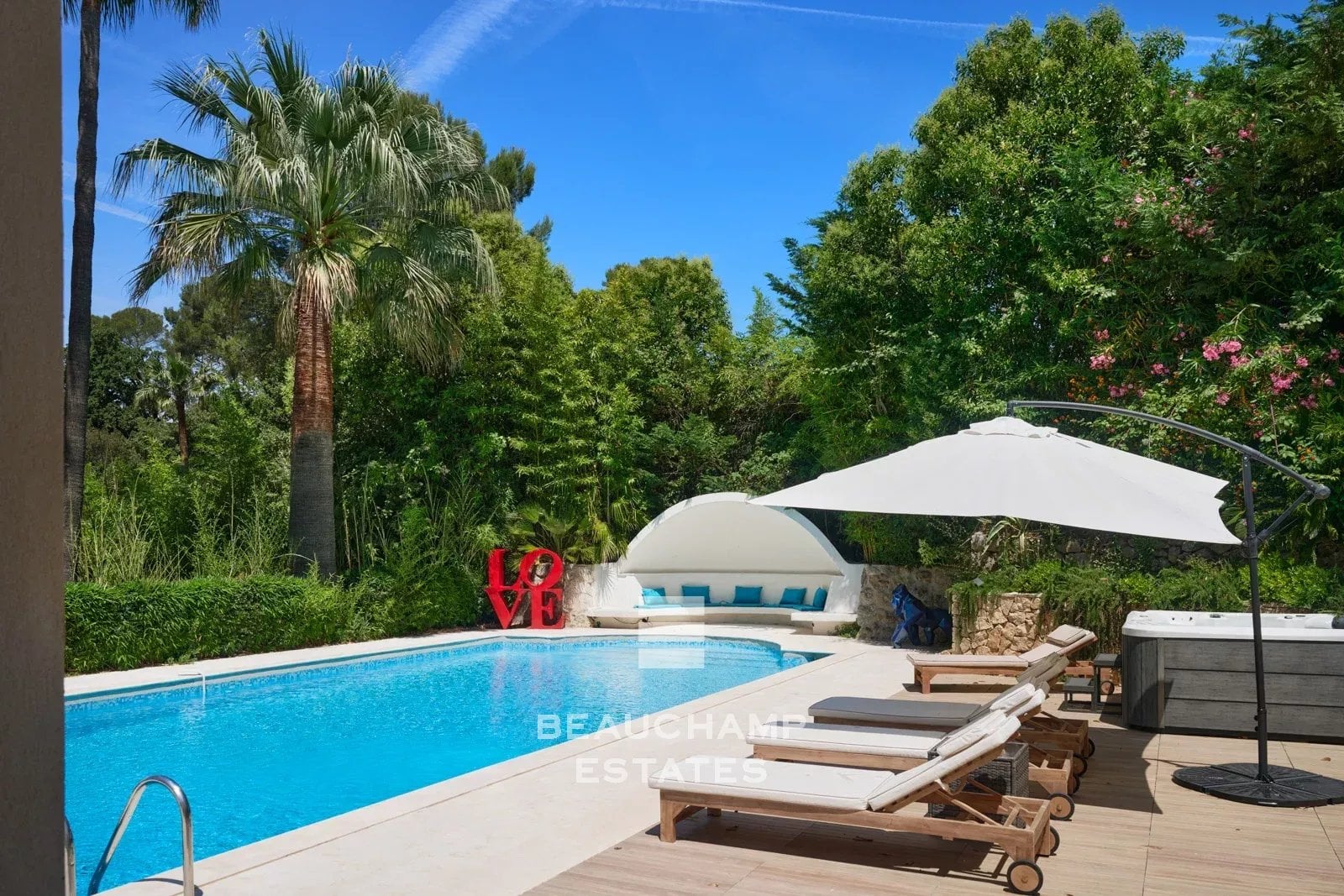 Villa néo-provençale de 4 chambres avec vue sur le village et court de tennis Neo-Provençal villa with 4 bedrooms, overlooking the village and featuring a tennis court