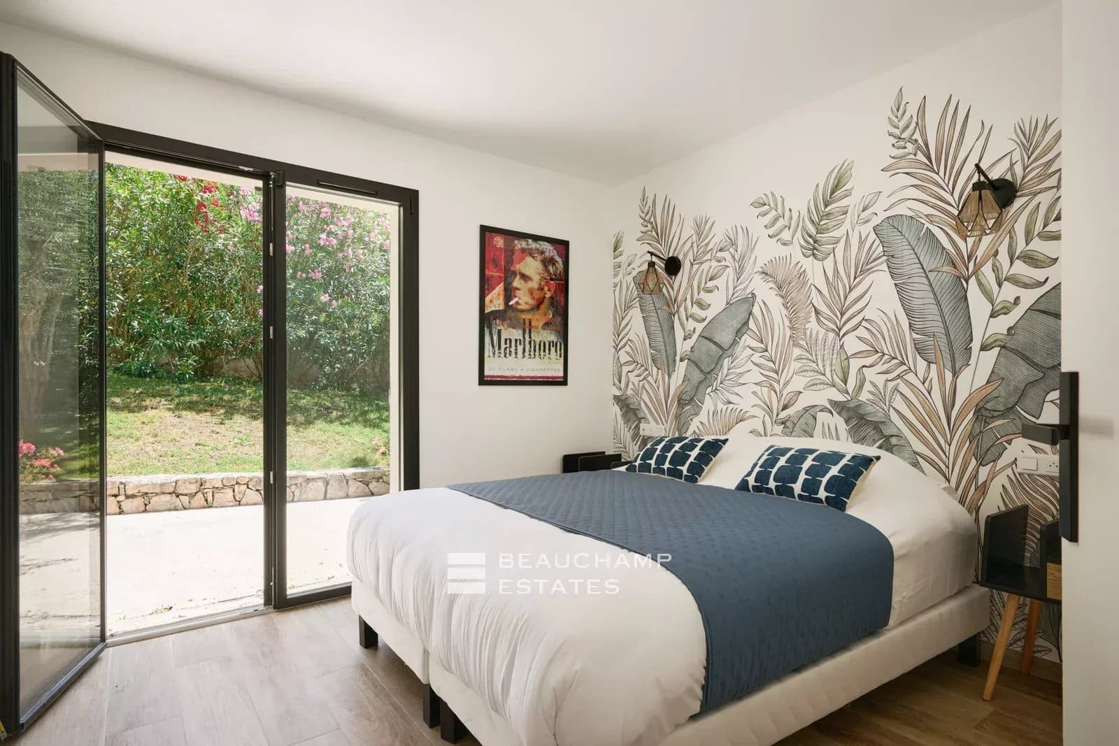 Villa néo-provençale de 4 chambres avec vue sur le village et court de tennis Neo-Provençal villa with 4 bedrooms, overlooking the village and featuring a tennis court
