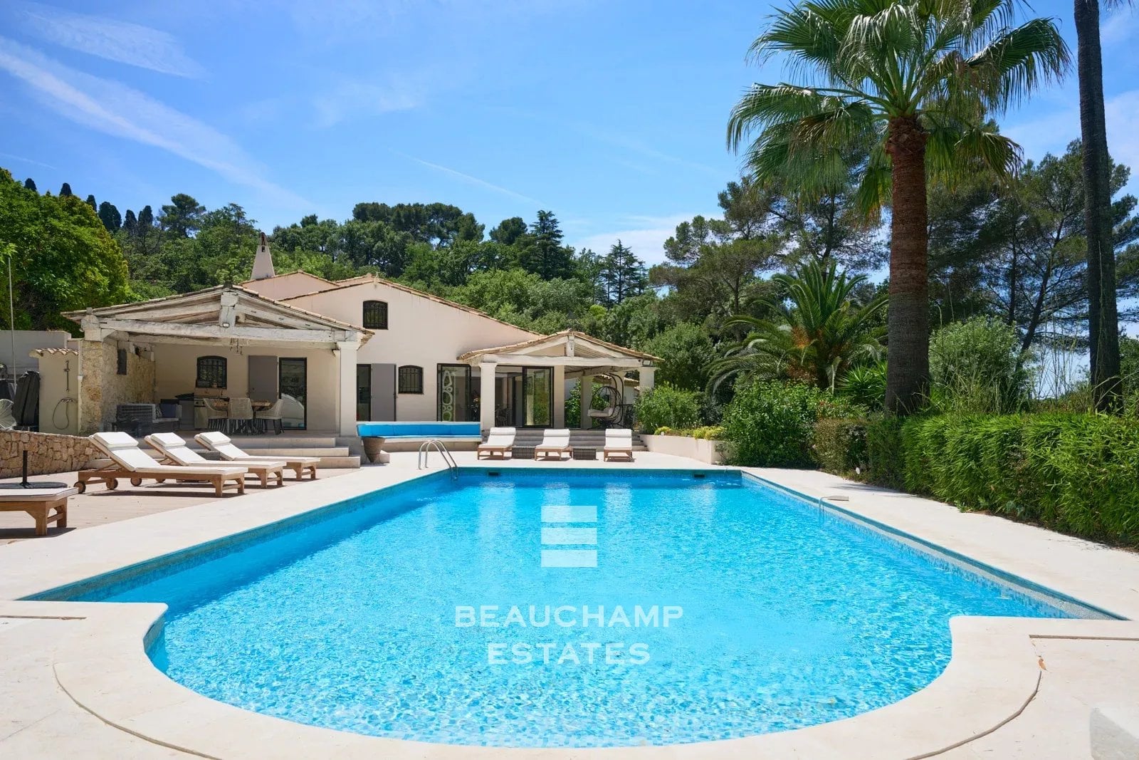 Villa néo-provençale de 4 chambres avec vue sur le village et court de tennis Neo-Provençal villa with 4 bedrooms, overlooking the village and featuring a tennis court