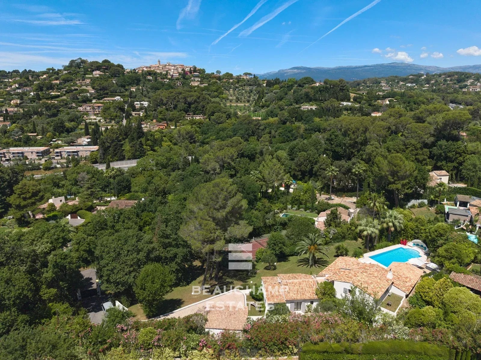 Villa néo-provençale de 4 chambres avec vue sur le village et court de tennis Neo-Provençal villa with 4 bedrooms, overlooking the village and featuring a tennis court