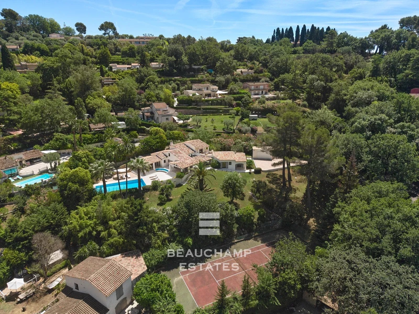 Villa néo-provençale de 4 chambres avec vue sur le village et court de tennis Neo-Provençal villa with 4 bedrooms, overlooking the village and featuring a tennis court