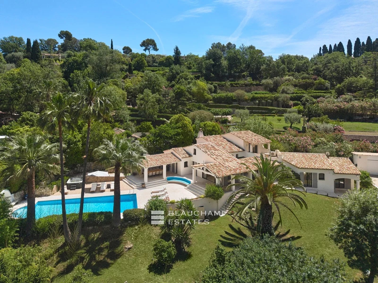 Villa néo-provençale de 4 chambres avec vue sur le village et court de tennis Neo-Provençal villa with 4 bedrooms, overlooking the village and featuring a tennis court