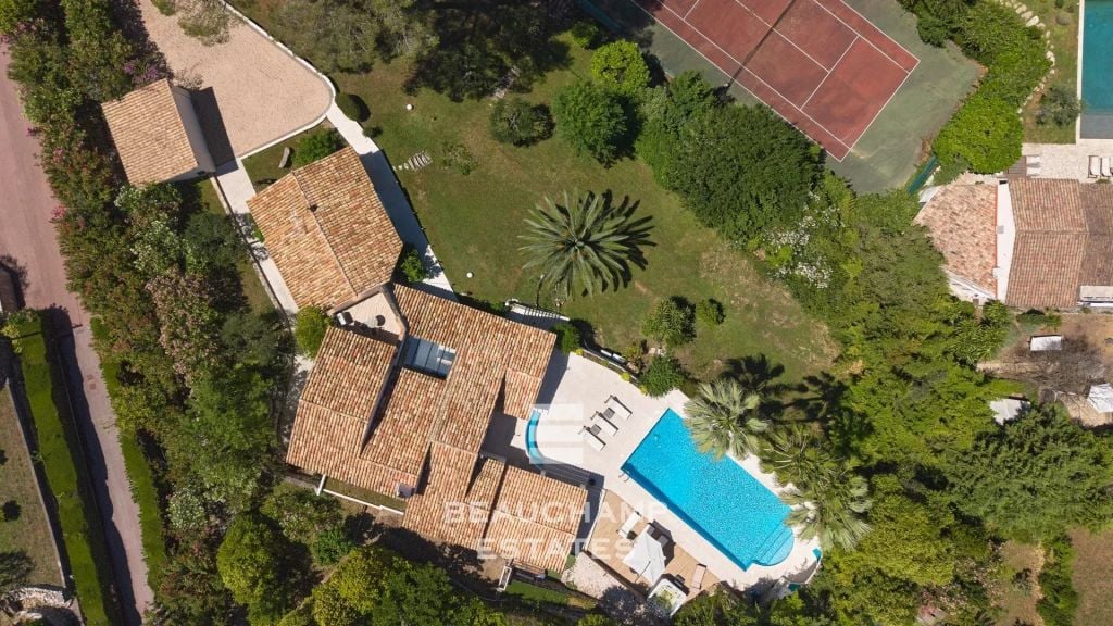 Neo-Provençal villa with 4 bedrooms, overlooking the village and featuring a tennis court