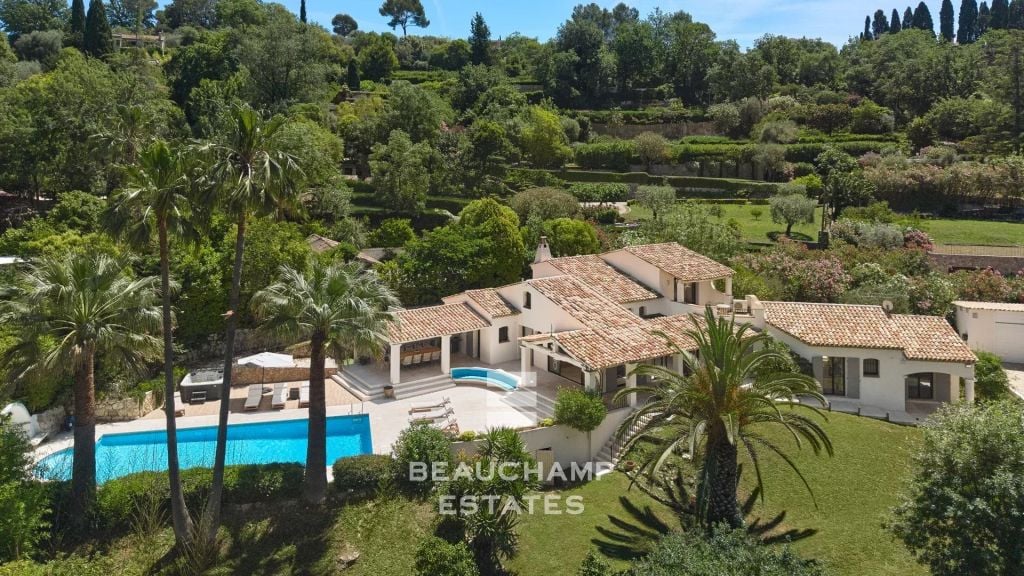 Neo-Provençal villa with 4 bedrooms, overlooking the village and featuring a tennis court