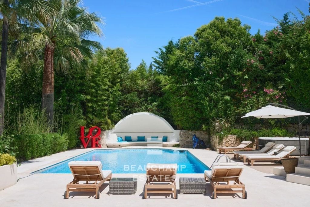 Neo-Provençal villa with 4 bedrooms, overlooking the village and featuring a tennis court