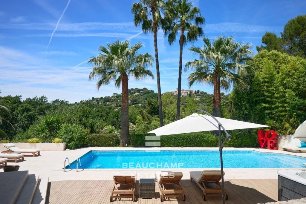 Neo-Provençal villa with 4 bedrooms, overlooking the village and featuring a tennis court