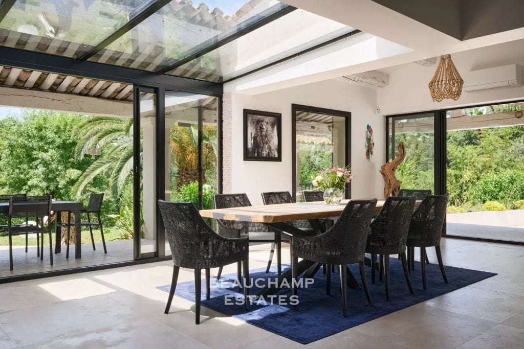 Neo-Provençal villa with 4 bedrooms, overlooking the village and featuring a tennis court