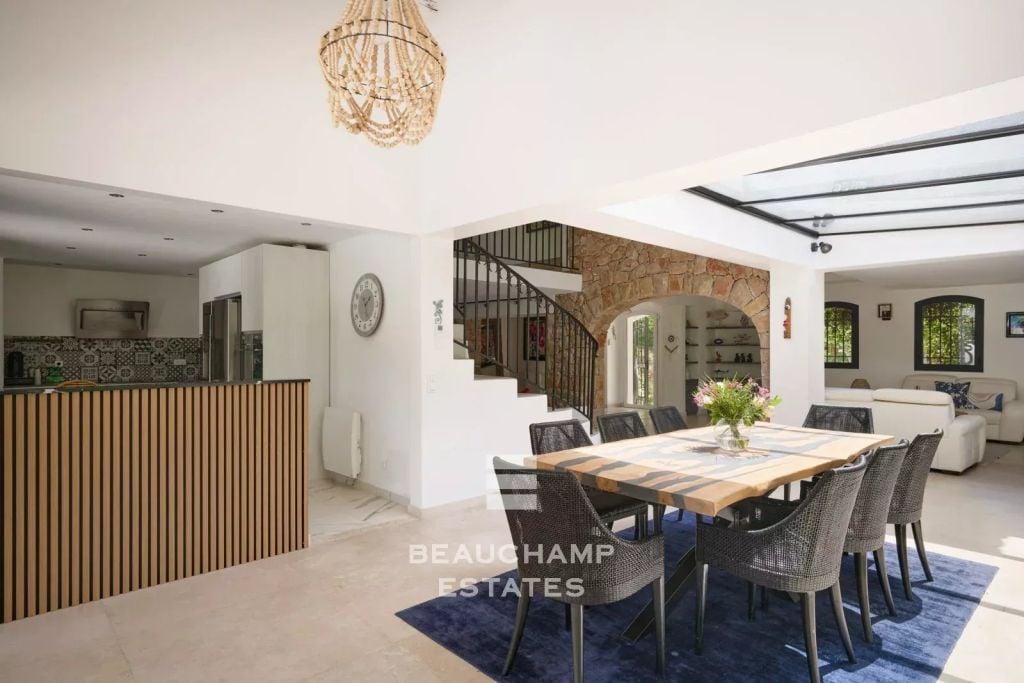 Neo-Provençal villa with 4 bedrooms, overlooking the village and featuring a tennis court