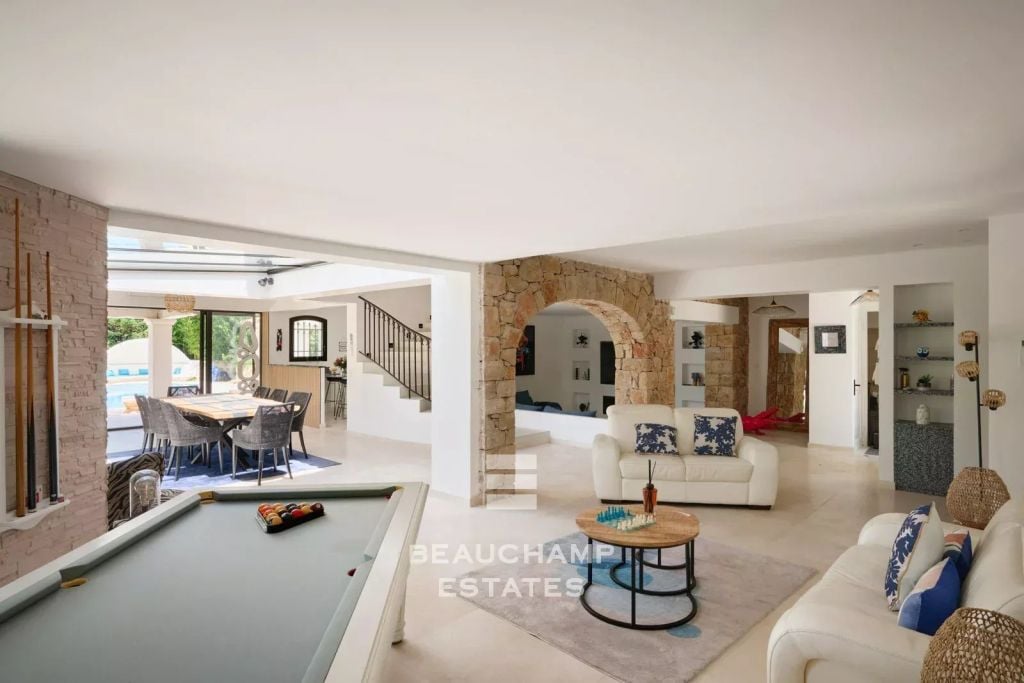 Neo-Provençal villa with 4 bedrooms, overlooking the village and featuring a tennis court