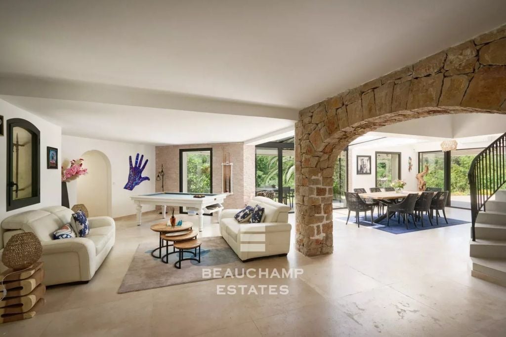 Neo-Provençal villa with 4 bedrooms, overlooking the village and featuring a tennis court