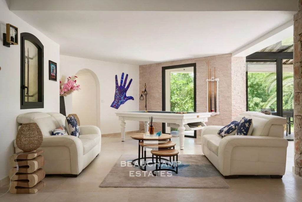 Neo-Provençal villa with 4 bedrooms, overlooking the village and featuring a tennis court