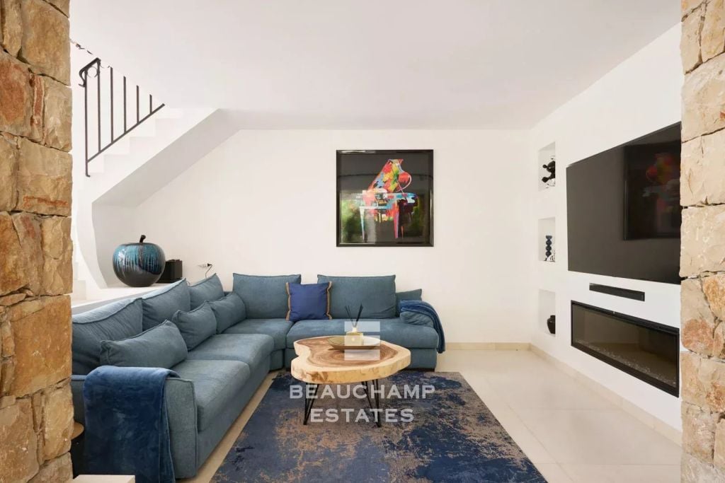 Neo-Provençal villa with 4 bedrooms, overlooking the village and featuring a tennis court