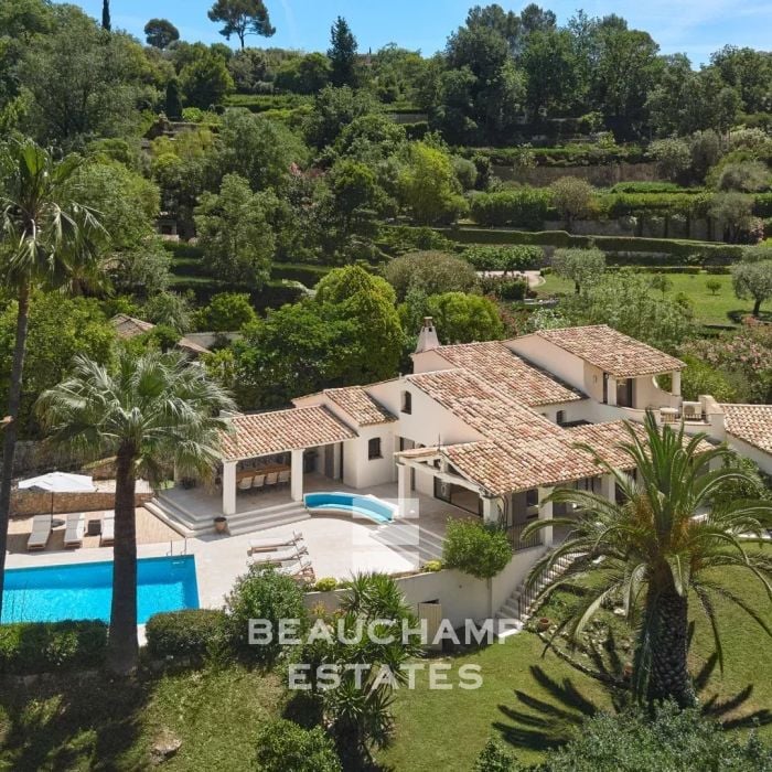 Villa néo-provençale de 4 chambres avec vue sur le village et court de tennis