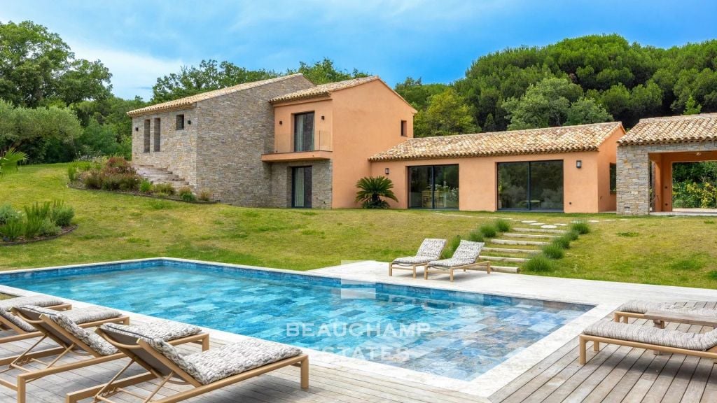 New villa with views over the village of Ramatuelle, just steps from the beaches of Pampelonne