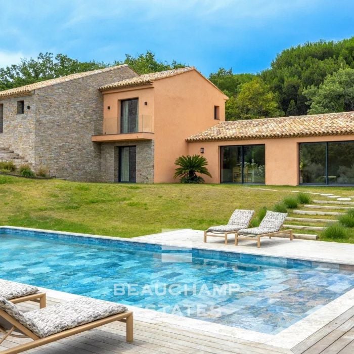 New villa with views over the village of Ramatuelle, just steps from the beaches of Pampelonne