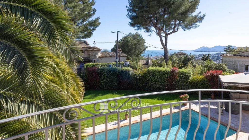 provençal villa with sea and Esterel view