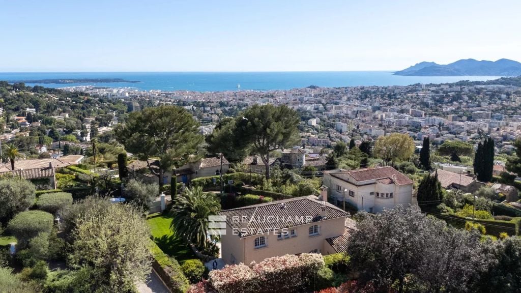 provençal villa with sea and Esterel view