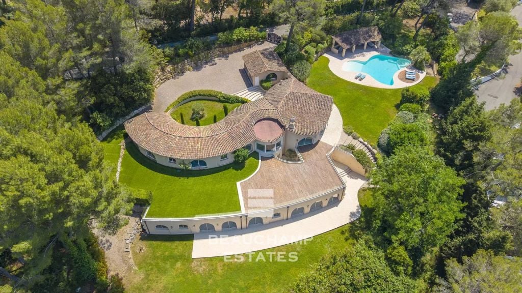 Remarkable exceptional property set in one hectare of lush greenery.