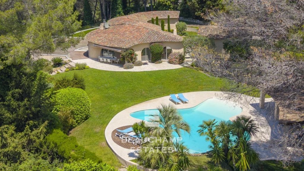 Remarkable exceptional property set in one hectare of lush greenery.
