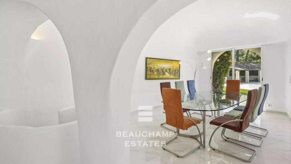 Remarkable exceptional property set in one hectare of lush greenery.