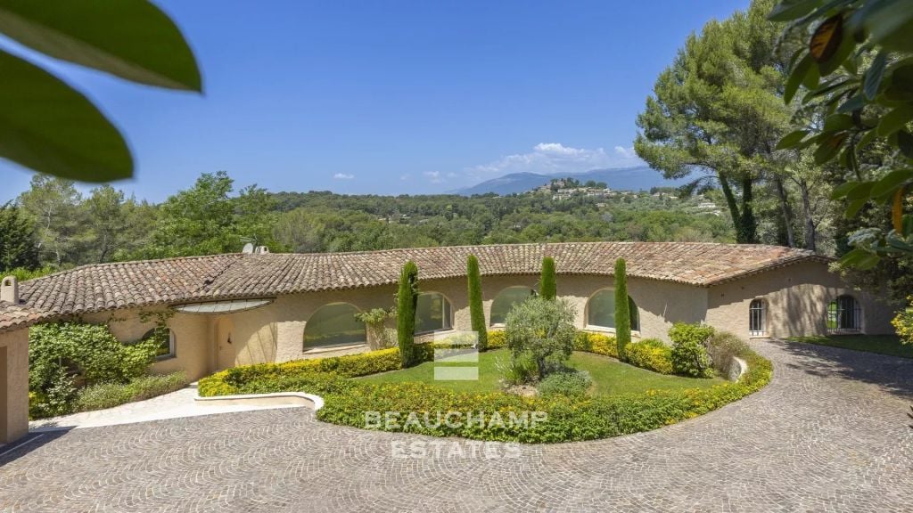 Remarkable exceptional property set in one hectare of lush greenery.