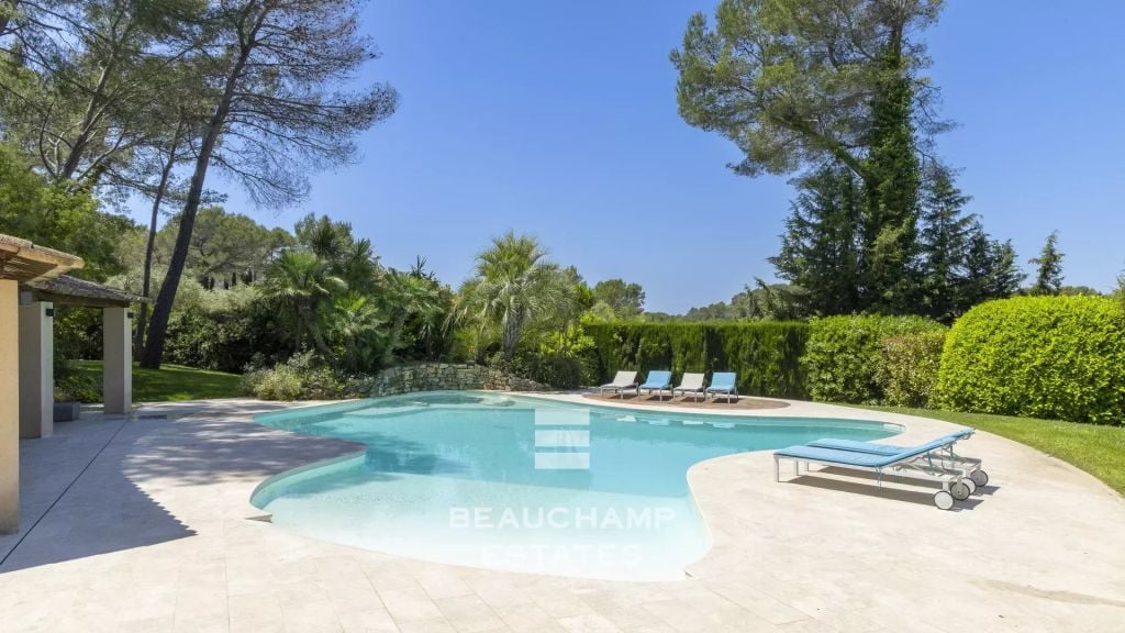 Remarkable exceptional property set in one hectare of lush greenery.